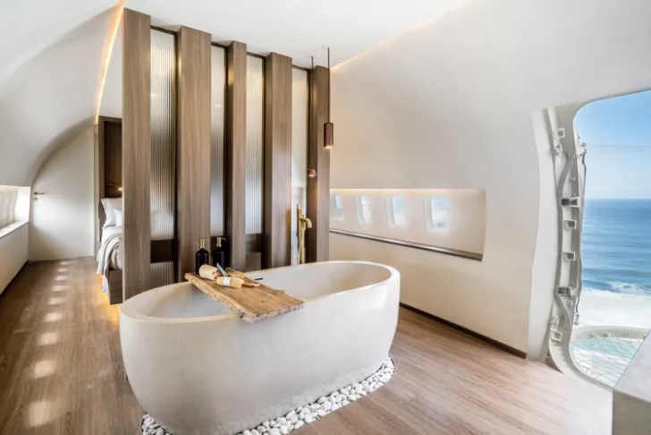 Літак переобладнали в розкішну віллу на вершині скелі. Дивіться, як виглядає незвичне житло